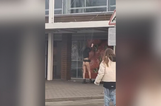 Ekrānuzņēmums no video, kur sieviete atkailinās pie veikala "Rimi" Bauskā.