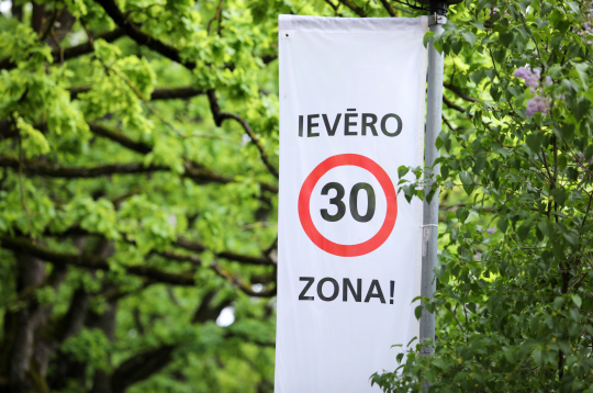 Ātruma ierobežojuma 30 kilometri stundā zīme.