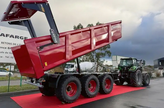 'Chevance Optima' puspiekabe.