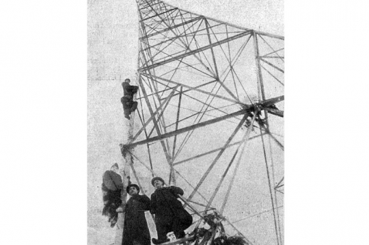 Pieņemšanas komisija pie jaunā radiosakaru masta.