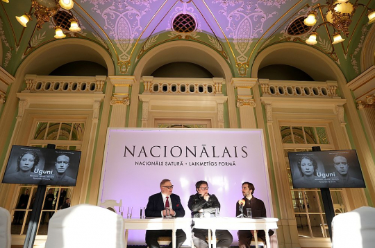 Nacionālā teātra direktors Māris Vītols (no kreisās), Teātra dienas koncerta "Ar mani atkal runā... Ilze" režisors Mārtiņš Egliens un izrādes "Ugunī" vizuālais dramaturgs Reinis Dzudzilo.