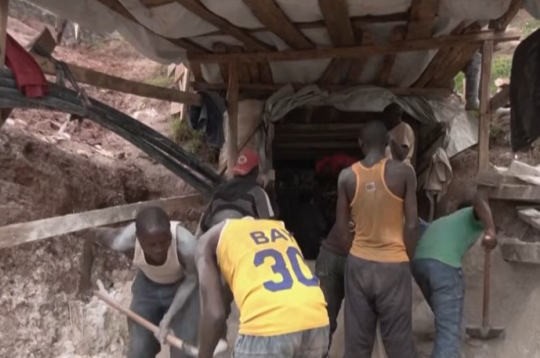 Raktuvju darbinieki.