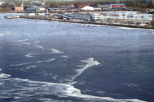 Skats uz Daugavu un Rīgas pasažieru ostu.