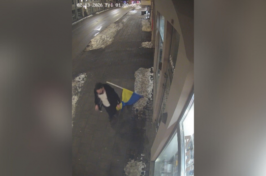 Meklētais vīrietis, kurš sabojāja Ukrainas karogu.