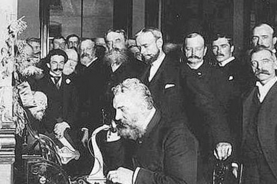 A. G. Bells pie telefona 1892. gadā.