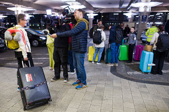 Tūristus, kas atgriežas no Apvienotajiem Arābu Emirātiem, lidostās sagaida ne tikai tuvinieki, bet arī mediji. Attēlā: Hanoveres lidostā Vācijā televīzijas žurnālists iztaujā ceļotāju, kas 7. martā atlidojis no Dubaijas.