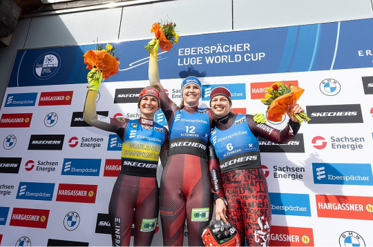 Kendija Aparjode (no labās) uz pjedestāla Pasaules kausa posma pamatsacensībās kāpa pēc četru gadu pārtraukuma, un tikai pēdējie distances metri izšķīra, ka posmā uzvar Merle Frēbele (vidū), bet sezonas summā labākā ir Jūlija Taubica.