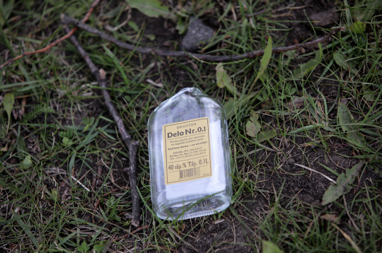 Tukša degvīna pudele.