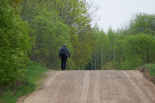 Vīrietis uz ceļa Zilupē.