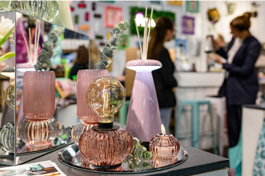 Caurspīdīgums, ēteriskas krāsas apgaismes ķermeņos.