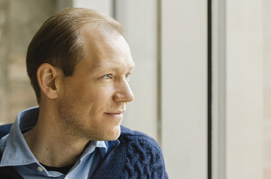 Īru un britu izcelsmes diriģents un pianists Džeimss Šerloks 2025./2026. gada sezonā debitē Dānijas Nacionālajā operā ("Traviata") un Norvēģijas Nacionālajā operā ("Lukrēcija"), pirmoreiz diriģē Tulūzas Nacionālo Kapitolijas orķestri un Orhūsas SO, kā arī atgriežas pie Latvijas Nacionālā simfoniskā orķestra, Odenses SO, Dānijas FO, Athelas Sinfonietta un Dānijas kamerorķestra.