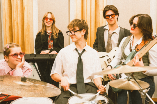 Kočāns Miķelis un muzikāli pavadošā grupa.