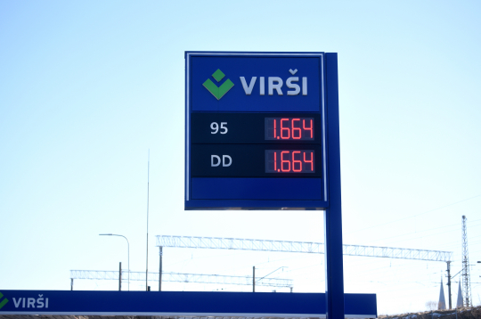 Degvielas cenas "Virši" uzpildes stacijā 2026. gada 4. martā.