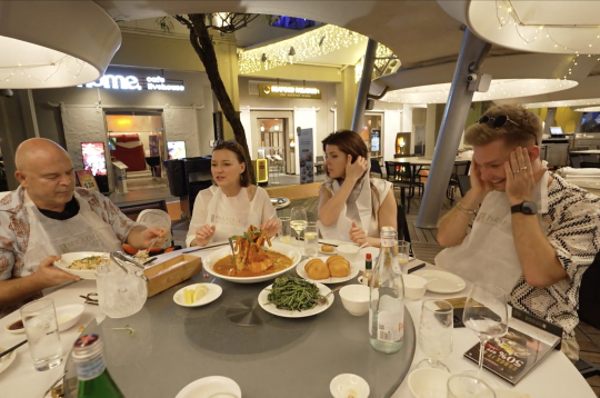 "Četri uz koferiem" Singapūras ekskluzīvajā jūras velšu restorānā. "Četri uz koferiem" Singapūras ekskluzīvajā jūras velšu restorānā.