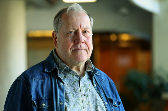 Latvijas Universitātes Medicīnas un dzīvības zinātņu fakultātes Ekoloģijas nodaļas vadošais pētnieks Jānis Priednieks: "Ir apsveicami, ka vēja parki tiek aprīkoti ar putnu automātiskās detekcijas sistēmām, kas sniedz iespēju samazināt, lai arī ne pilnībā novērst putnu bojāeju."