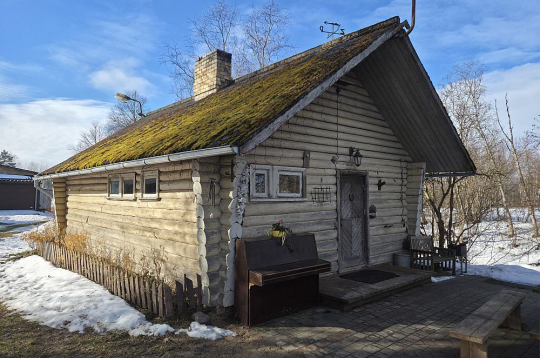 Zemnieku saimniecība "Līcīši" (Jelgavas nov., Cenu pag.) ar lauku tūrismu nodarbojas jau no pagājušā gadsimta deviņdesmitajiem gadiem. Šobrīd ceļotājiem tiek piedāvāta saimniecības apskate, kazu siera degustācija, pirts un arī naktsmājas.