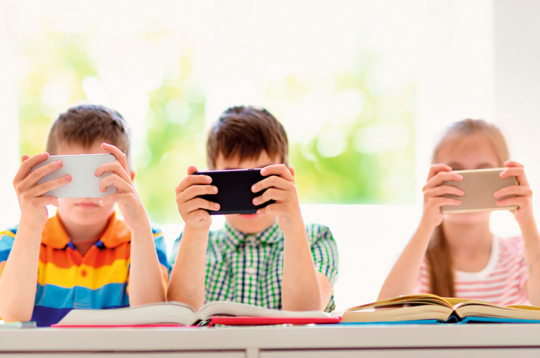 Bērni un viedtālruņi. Ilustratīvs attēls.