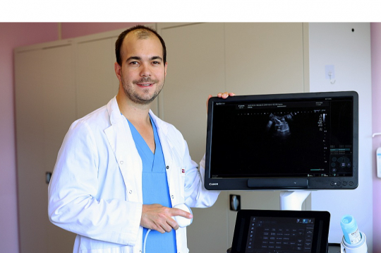 Rūdolfs Vilde: "Kad jaunajiem ārstiem aptaujās prasām par iemesliem, kas noteic darba vietas un jomas izvēli, tad 86 procenti norādīja, ka pirmajā vietā ir atalgojums, bet turpat seko arī kolektīvs, regulāras apmācību iespējas un darba vietas prestižs. Tā ir mūsdienu tendence, ka darba vide kļūst arvien svarīgāka. Atalgojums neatsver to, ja darbs ir neorganizēts un jāstrādā nepiemērotās telpās."