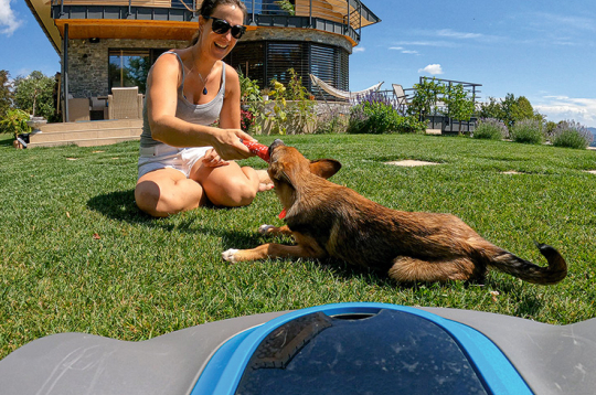 Lai vasarā vairāk laika atpūtai — ļauj zālienu kopt robotam.