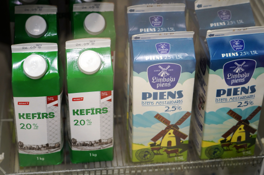 Piens un kefīrs veikala plauktā.