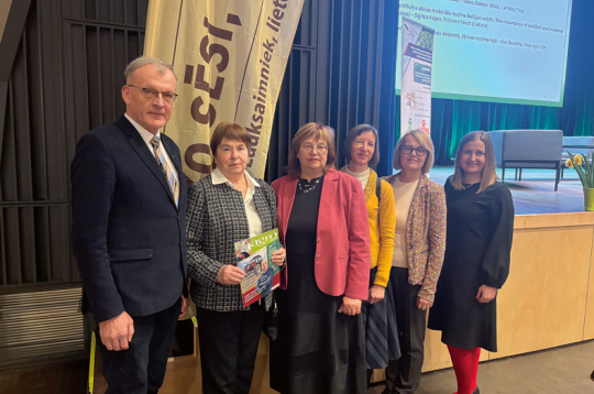 Kongresa starpbrīdī "Agro Tops" pulcēja selekcionārus, kas pērn reģistrēja jaunas augu šķirnes un ZS Kalna Smīdes 1 saimnieku Jāni Sietiņsonu (no kreisās). Viņš par ieguldījumu sēklaudzēšanas nozarē pērn saņēma Latvijas selekcijas nozares pamatlicēja Jāņa Lielmaņa balvu. Tālāk selekcionāres Vija Strazdiņa, Ilze Skrabule, Linda Legzdiņa, Māra Bleidere un Ilze Dimante.