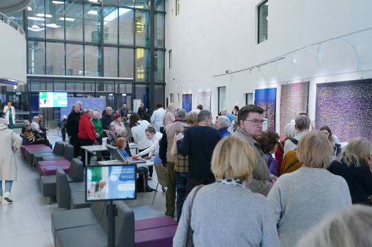 Cilvēki pulcējušies Paula Stradiņa Klīniskās universitātes slimnīcā pasākumam "Glaukomas diena".