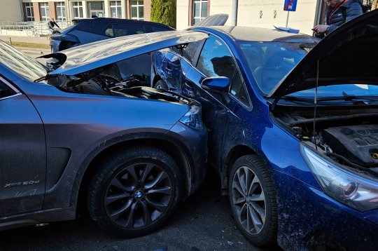 Aleksandra Čaka ielā pie krustojuma ar Pērnavas ielu, notikusi triju vieglo automašīnu sadursme.