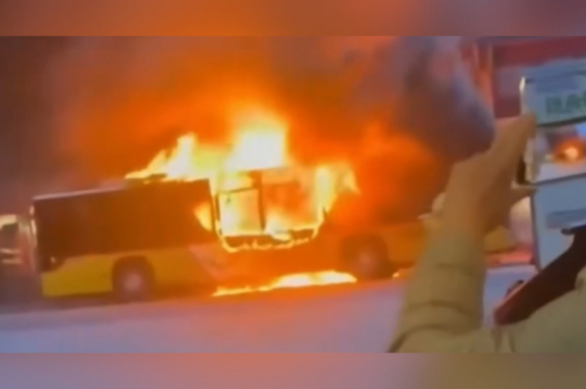 Nodegušais autobuss.