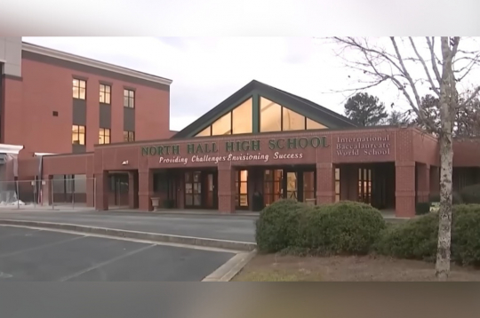 Skola, kurā strādāja Džeisons Hjūzs.