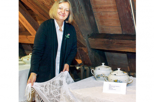 Sarma Rīderere pie sav lielā galdauta Mencendorfa nama izstādes "Terīnes" atklāšanā.