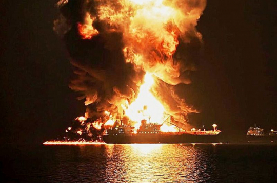 Ar dažus desmitus tūkstošu vērtiem droniem Irāna var gandrīz neierobežoti ilgu laiku turēt slēgtu Hormuza jūras šaurumu, apdraudot simtiem miljonu dolāru vērtus tankkuģus. Divu nedēļu laikā apšaudīti un deguši jau vairāk nekā 20 kuģi.