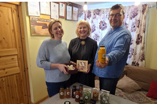 Saimniekojot piemājas saimniecībā "Padegas", Icaku ģimene – Sandra Icaka (vidū) ar vīru Arti un meitu Aelitu – daļu ražas, kas audzēta, izmantojot bioloģiskās audzēšanas metodes, pārvērš veselīgos un gardos produktos – šoziem tapuši krāsaini zefīri dažādu ziedu formā.