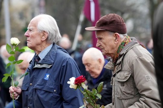 Leģionāru piemiņas dienas gājiena dalībnieki Rīgā.