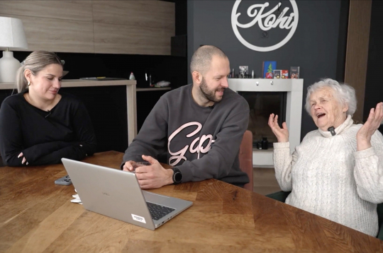 Vecmāmiņa Alvīne ciemojas pie Kohiem.