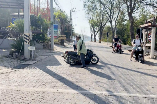 "Četri uz koferiem" filmēšanas grupa Taizemē iekļūst ceļu satiksmes negadījumā.