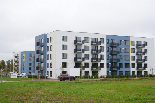 Jaunatklātās ar valsts atbalstu uzbūvētās zemas īres maksas daudzdzīvokļu dzīvojamās mājas Valmierā.