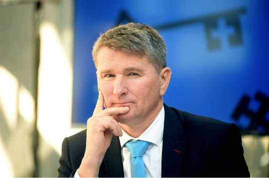 "Tā nav reforma, ja finansējums tiek pārdalīts starp pašvaldībām, bet valsts budžeta daļa finanšu izlīdzināšanā ir nemainīga gadiem," uzskata Rīgas domes priekšsēdētāja vietnieks Māris Sprindžuks ("AS"). "Rīgas metropole", kas apvieno Rīgu un turīgās Pierīgas pašvaldības, iebilst iecerētajām izmaiņām.