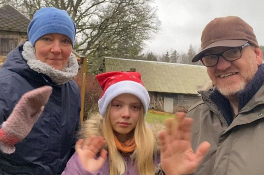 Gita, Nora un Garijs Dikinsoni pārcēlās uz Latviju no Lielbritānijas 2018. gadā.