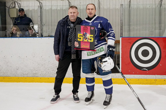 Hokejists Elviss Želubovskis (no labās) pēc Latvijas hokeja čempionātu rezultativitātes rekorda labojuma saņēma apsveikumus no iepriekšējā rekorda īpašnieka Aigara Razgala.