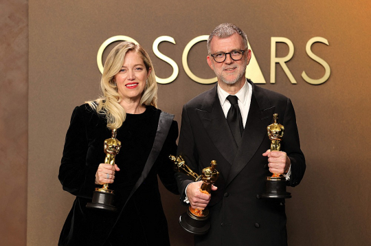 Drāma "Cīņa pēc cīņas" saņēma sešas balvas, arī kā labākā filma, par režiju un adaptēto scenāriju. No kreisās: filmas producente Sāra Mērfija un režisors Pols Tomass Andersons.