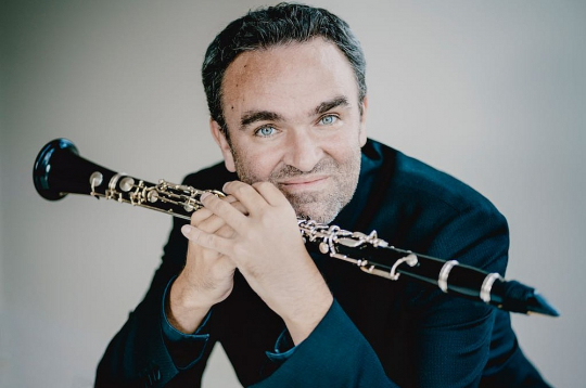 Jērgs Vidmanis ir viens no mūsu laika spožākajiem un daudzpusīgākajiem māksliniekiem, kurš ar vienlīdz lielu aizrautību virtuozi pārvalda klarnetes spēli, rada savu mūziku, stājas pie diriģenta pults.