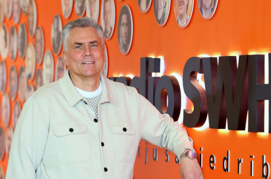 Jānis Šipkēvics
- radioraidījuma “Ar dziesmu par dzīvi” aizrautīgais vadītājs
un “Radio SWH” līdzīpašnieks un valdes priekšsēdētājs.