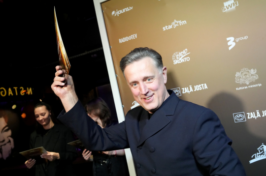 Dziedātājs Normunds Rutulis piedalās mūzikas ierakstu gada balvas "Zelta mikrofons" nominantu paziņošanas pasākumā.