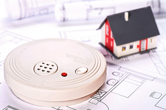 Dūmu detektori ir aprīkoti ar fotoelektronisku dūmu atpazīšanas ietaisi, kas ar skaņas signālu brīdina, ka telpā sasniegta konkrēta dūmu koncentrācija. 