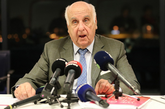 Etjēns Davinjons pēdējos gadu desmitos ieņēmis dažādus augstus amatus privātajā sektorā. Attēlā viņš redzams, 2018. gadā esot Beļģijas nacionālās lidsabiedrības "Brussels Airlines" direktoru padomes priekšsēdētāja amatā.