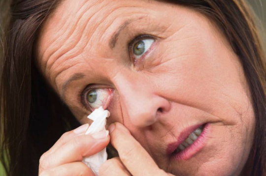 Vējainā dienā acīs var iekļūt smiltis un dažādi gruži.