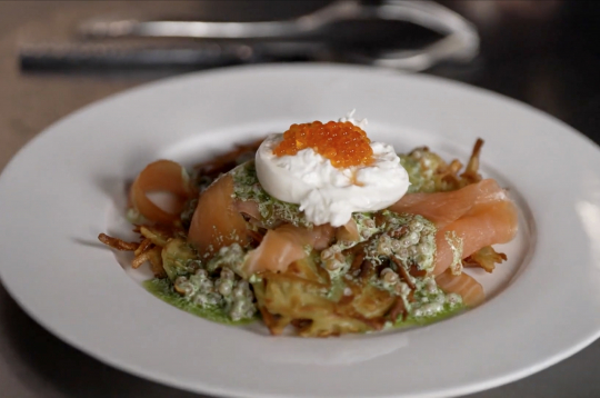 Mārtiņa Sirmā kartupeļu pankūkas ar lasi un kaviāru.