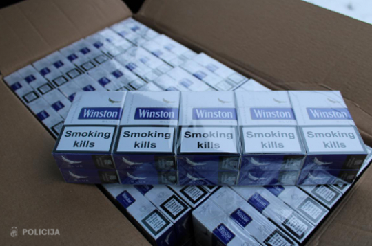 Valsts policija automašīnas bagāžas nodalījumā konstatē 30 000 cigarešu bez akcīzes nodokļu markām.