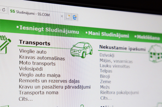 Sludinājumu portāla "ss.com" ("ss.lv") mājaslapa monitora ekrānā.