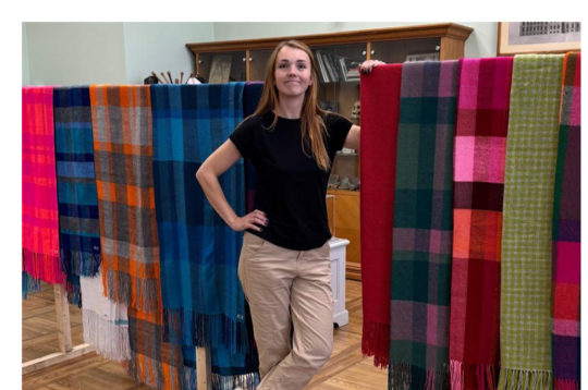 Gada laikā Laura Šnitkus uzaudusi veselas divsimt šalles. Tās darinātas gan izstādēm, gan pārdošanai.